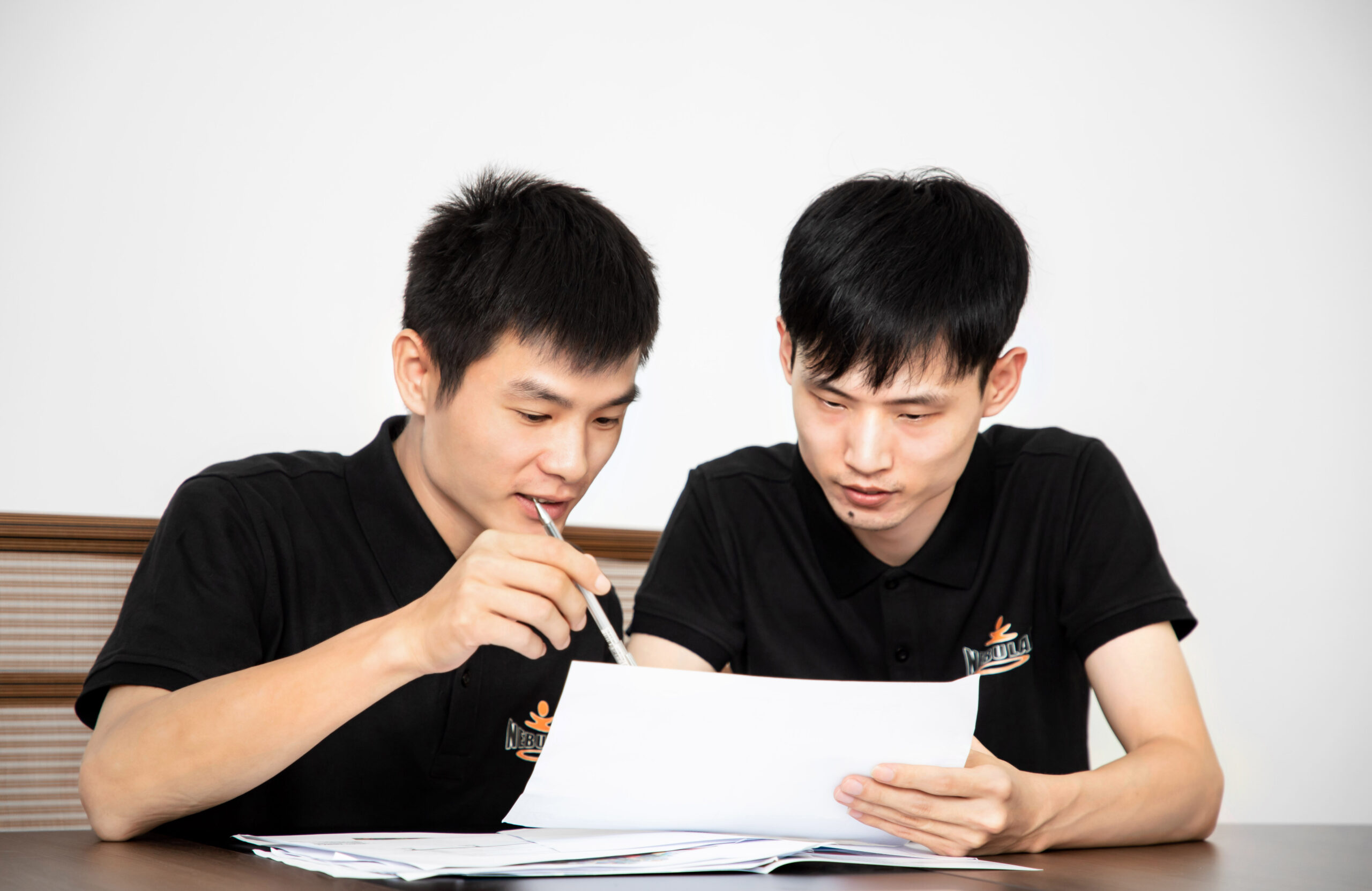 P02 3 S08 两个人在沟通，桌上放着设计3D 渲染图 scaled