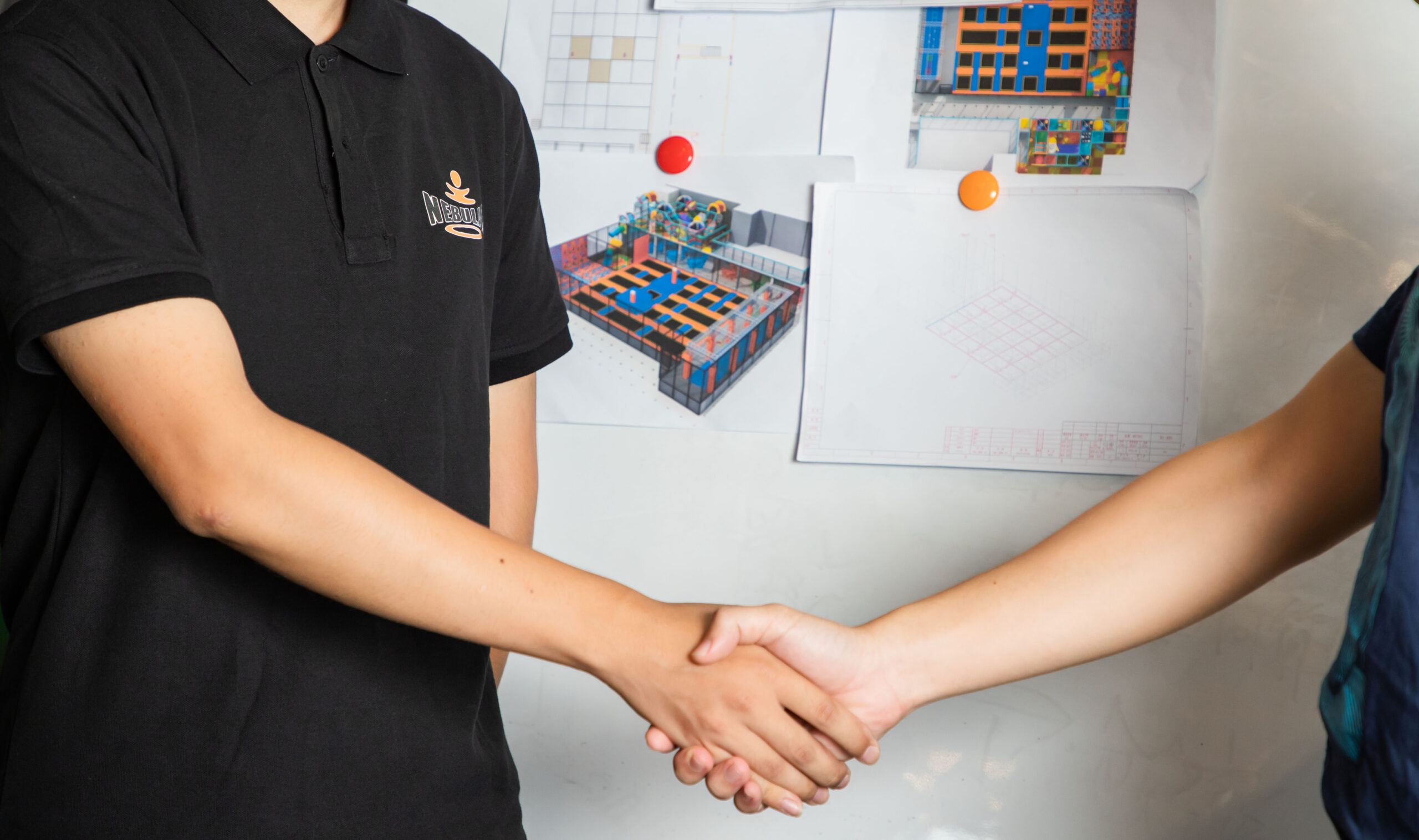 P07 S07 星云员工手上拿着资料另外一只手跟客户握手 scaled